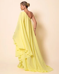 Vestido de Festa um Ombro com Capa Crepe Fluido Amarelo Manteiga