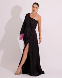 Vestido Longo de Cetim Fluido uma Manga e Detalhe Torcido Preto