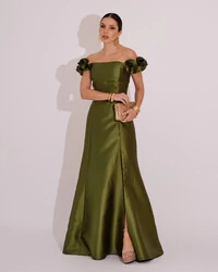 Vestido Longo de Festa Zibeline Ombro a Ombro com Flores e Fenda Verde Oliva
