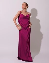 Vestido de Festa Longo Cetim Decote Degagê e Fenda Beterraba