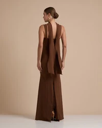 Vestido de Festa Longo Alfaiataria Alça Larga e Lenço Marrom