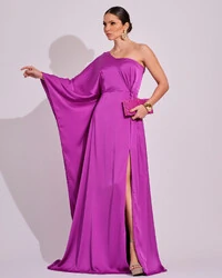 Vestido Longo de Cetim Fluido uma Manga e Detalhe Torcido Fúcsia