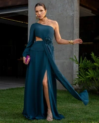 Vestido de Festa Longo um Ombro só com Manga Longa e Flor Verde