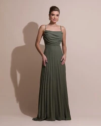 Vestido de Festa Longo Crepe Chiffon Plissado Trançado e Lenço Verde Oliva