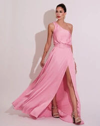 Vestido Longo um Ombro com Busto Blousê e Fenda Rosa