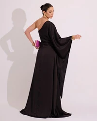 Vestido Longo de Cetim Fluido uma Manga e Detalhe Torcido Preto