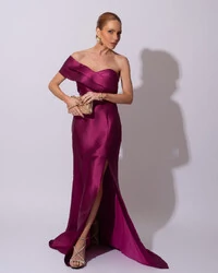 Vestido de festa Longo Zibeline Faixa Drapeada Ombro e Fenda Fúcsia