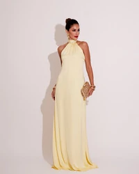 Vestido de Festa Gola Alta com Decote nas Costas Acetinado Amarelo Manteiga