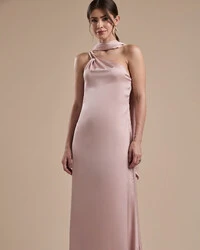 Vestido de Festa Longo em Cetim Fluido um Ombro Só com Lenço Rose Nude