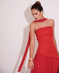 Vestido de Festa Longo Tomara que Caia Alfaiataria e Saia Crepe Chiffon e Lenço Vermelho