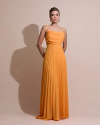 Vestido de Festa Longo Crepe Chiffon Plissado Trançado e Lenço Laranja Manga