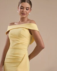 Vestido de Festa Longo Ombro a Ombro com Fenda em Alfaiataria Amarelo Manteiga