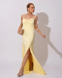 Vestido de Festa Longo Babado Costas Cetim Fluido e Fenda Amarelo Manteiga