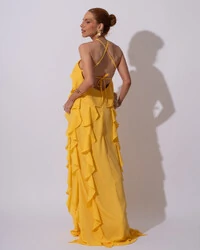 Vestido de Festa Longo Crepe Chiffon Frente Única Babados Cascata e Flor Amarelo