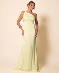 Vestido de Festa Longo Cetim Fluido Um Ombro Só Amarração Costas Amarelo Manteiga