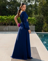 Vestido de Festa Longo um Ombro só com Manga Longa e Flor Azul Marinho