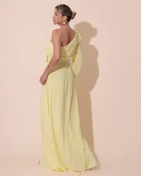 Vestido de Festa Longo um Ombro Só Manga Longa com Cinto Amarelo Manteiga