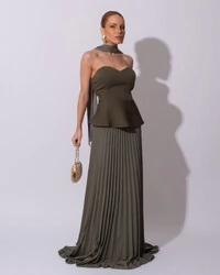 Vestido de Festa Longo Alfaiataria Tomara que Caia Saia Plissada e Lenço Verde Oliva