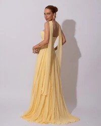 Vestido de Festa Longo Tomara que Caia Grife Plissado com Lenço Amarelo Manteiga