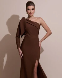 Vestido de Festa com Laço de Um Ombro em Alfaiataria Fenda Marrom