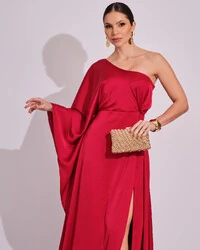 Vestido Longo de Cetim Fluido uma Manga e Detalhe Torcido Marsala