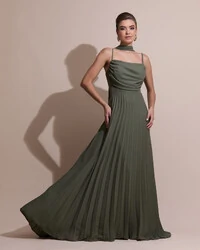 Vestido de Festa Longo Crepe Chiffon Plissado Trançado e Lenço Verde Oliva
