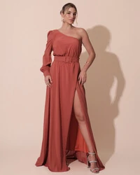 Vestido de Festa Longo um Ombro Só Manga Longa com Cinto Terracota