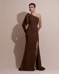 Vestido de Festa com Laço de Um Ombro em Alfaiataria Fenda Marrom