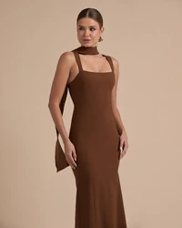 Vestido de Festa Longo Alfaiataria Alça Larga e Lenço Marrom