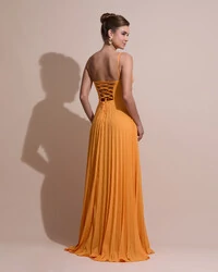 Vestido de Festa Longo Crepe Chiffon Plissado Trançado e Lenço Laranja Manga