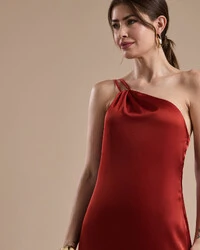 Vestido de Festa Longo em Cetim Fluido um Ombro Só com Lenço Terracota