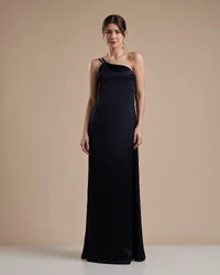 Vestido de Festa Longo em Cetim Fluido um Ombro Só com Lenço Azul Marinho