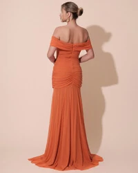 Vestido de Festa Longo Tule Ombro a Ombro Drapeado com Saia Fluida Laranja