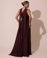 Vestido de Festa Longo Crepe Chiffon Um Ombro Só Drapeado com Lenço Marsala