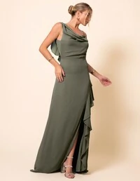 Vestido de Festa Longo Crepe Chiffon Degagê com Fenda e Babado Cascata Verde Oliva