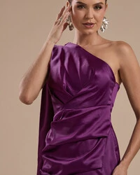 Vestido de Festa Longo Cetim Alfaiataria Um Ombro Só Drapeado com Lenço Roxo