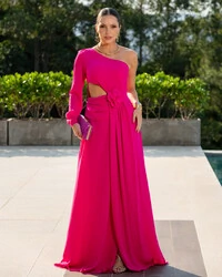 Vestido de Festa Longo um Ombro só com Manga Longa e Flor Pink
