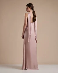 Vestido de Festa Longo em Cetim Fluido um Ombro Só com Lenço Rose Nude