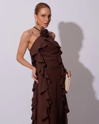 Vestido de Festa Longo Crepe Chiffon Frente Única Babados Cascata e Flor Marrom