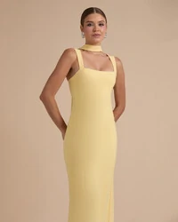 Vestido de Festa Longo Alfaiataria Alça Larga e Lenço Amarelo Manteiga