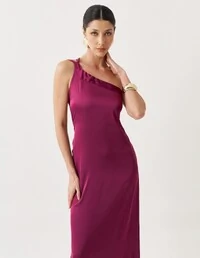 Vestido de Festa Longo Cetim Fluido Um Ombro Só Amarração Costas Beterraba