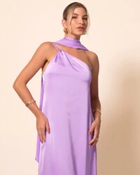 Vestido de Festa Longo em Cetim Fluido um Ombro Só com Lenço Lilás