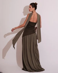 Vestido de Festa Longo Tomara que Caia Alfaiataria e Saia Crepe Chiffon e Lenço Verde Oliva