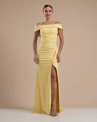 Vestido de Festa Longo Ombro a Ombro com Fenda em Alfaiataria Amarelo Manteiga