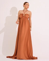Vestido de Festa Longo Cetim Fluido Frente Única Costa Cruzada Mocha Mousse