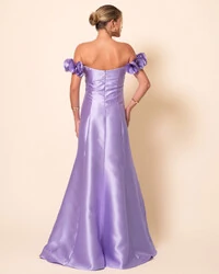 Vestido Longo de Festa Zibeline Ombro a Ombro com Flores e Fenda Lilás