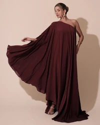 Vestido de Festa um Ombro com Capa Crepe Fluido Marsala