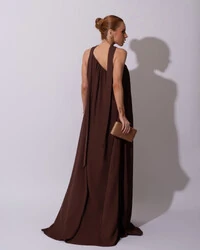 Vestido de Festa Longo Crepe Fluido um Ombro Só com Lenço Marrom