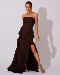 Vestido de festa Longo Tomara que Caia Crepe Chiffon com Bababos Cascata e Fenda Marrom