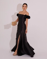 Vestido Longo de Festa Zibeline Ombro a Ombro com Flores e Fenda Preto